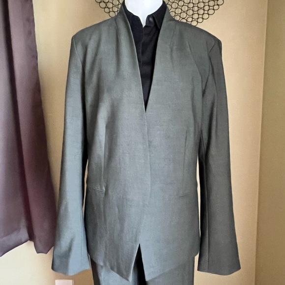 Ann Taylor Jackets & Blazers - Women's Gray Blazer, Size 12